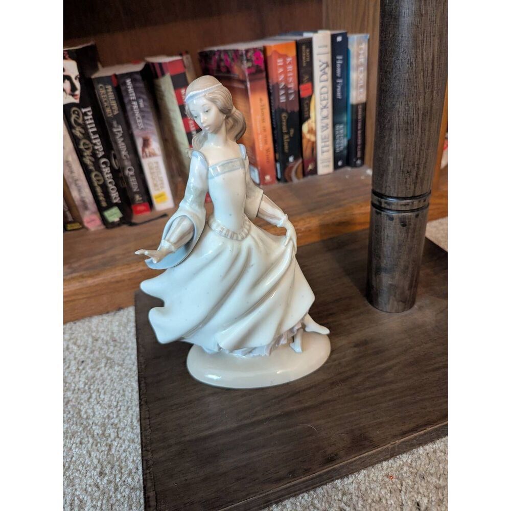 Vintage Lladro Porcelain Cinderella's Lost Slipper Figurine #4828